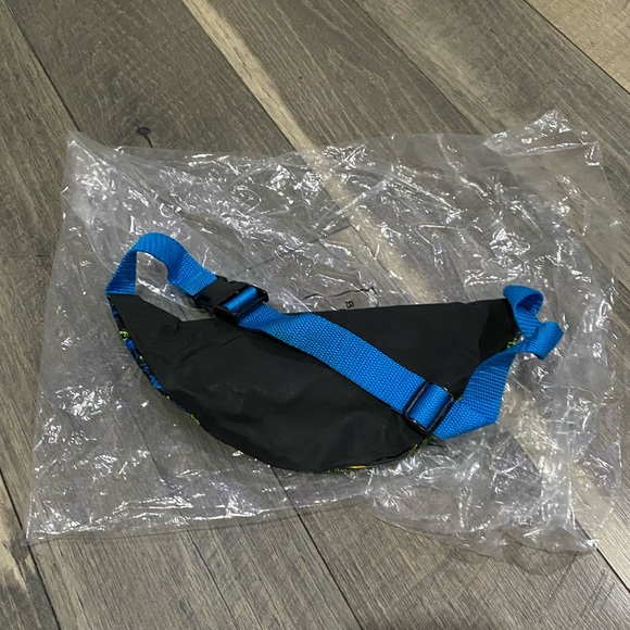 Vintage Jurassic Park Raptor Pack (Fanny pack) - Picture 3 of 4